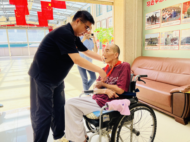 红色精神绽放光彩 光荣在党50年-无锡蓝天护理院-第2张图片-无锡护理院|无锡养老院|老年公寓|无锡养老服务网