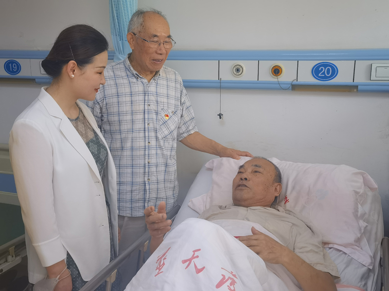 迎七一 送关爱 蠡湖社区走访慰问---无锡蓝天护理院-第3张图片-无锡护理院|无锡养老院|老年公寓|无锡养老服务网