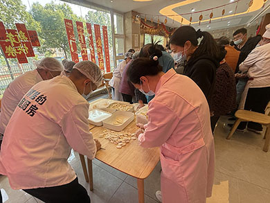 爱心暖夕阳，饺子传真情---无锡经开区贡湖颐养院（无锡贡湖护理院）-第4张图片-无锡护理院|无锡养老院|老年公寓|无锡养老服务网